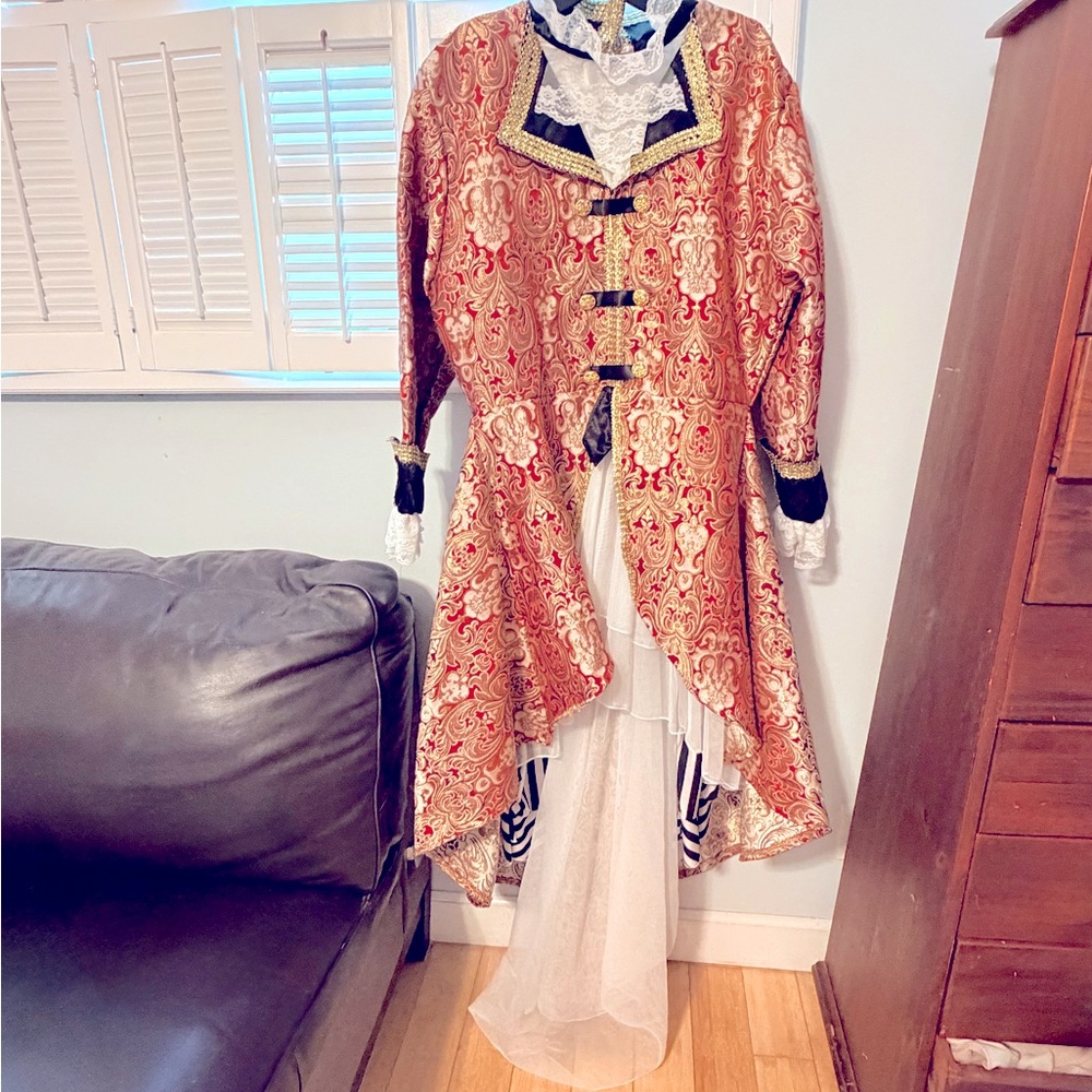 Women’s pirate outfit